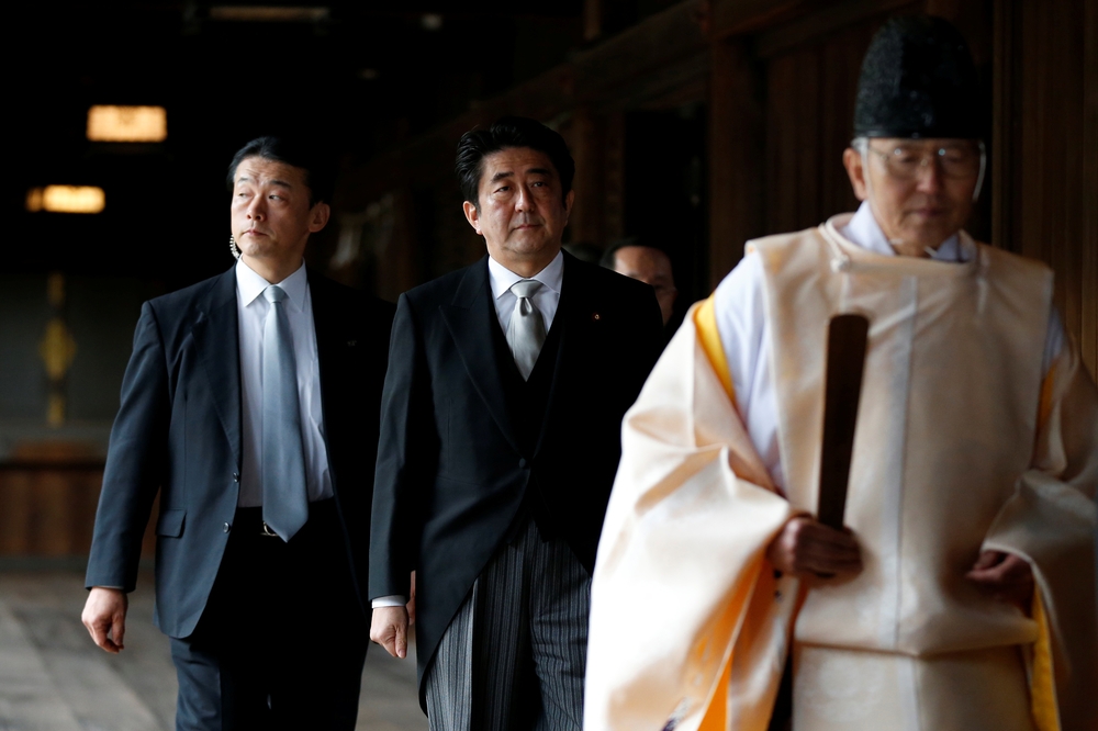 日本前首相安倍晉三在靖國神社參拜。（湯森路透）